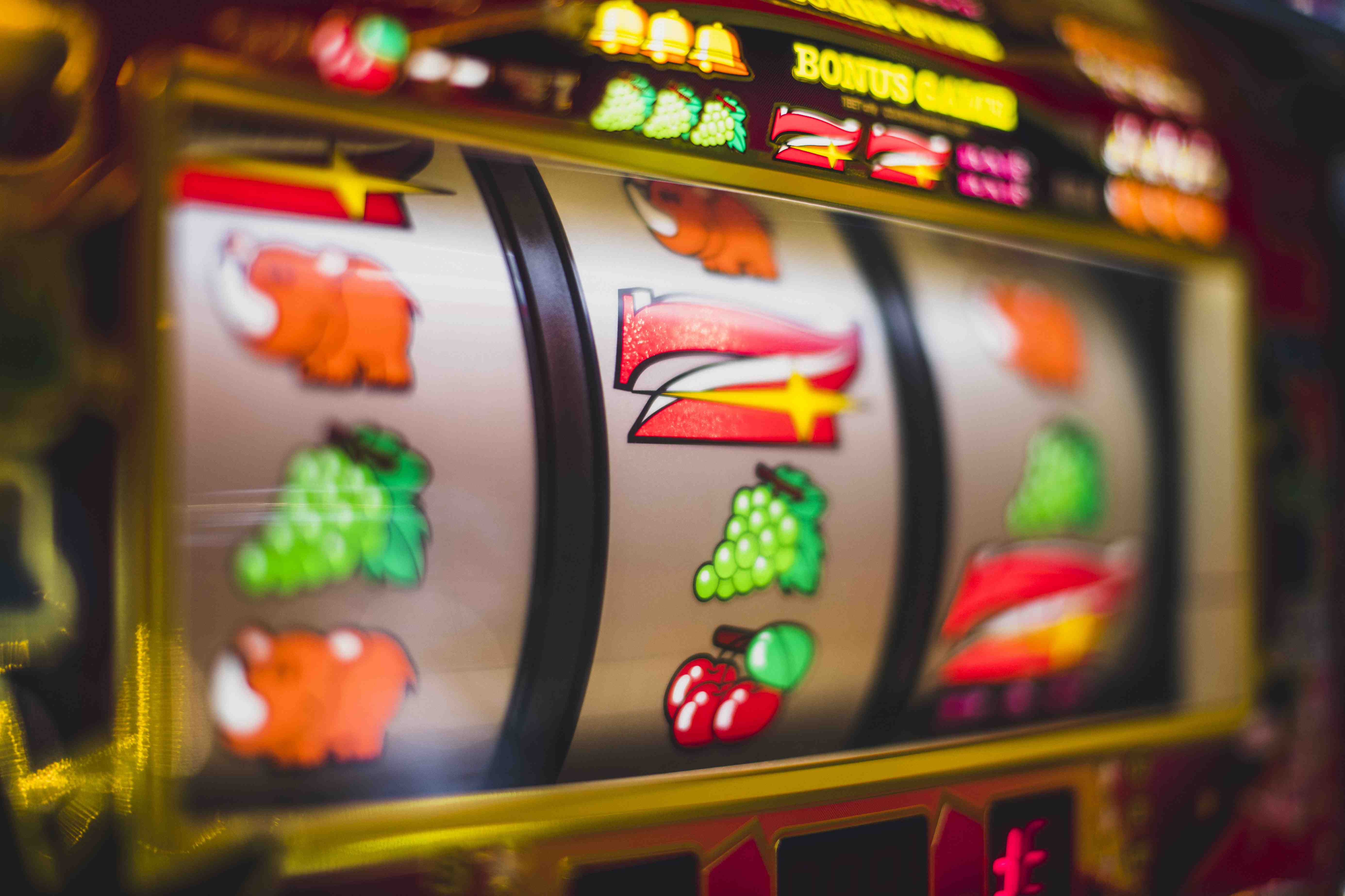Tampilan aplikasi qdal88 di smartphone dengan interface sportsbook dan live casino